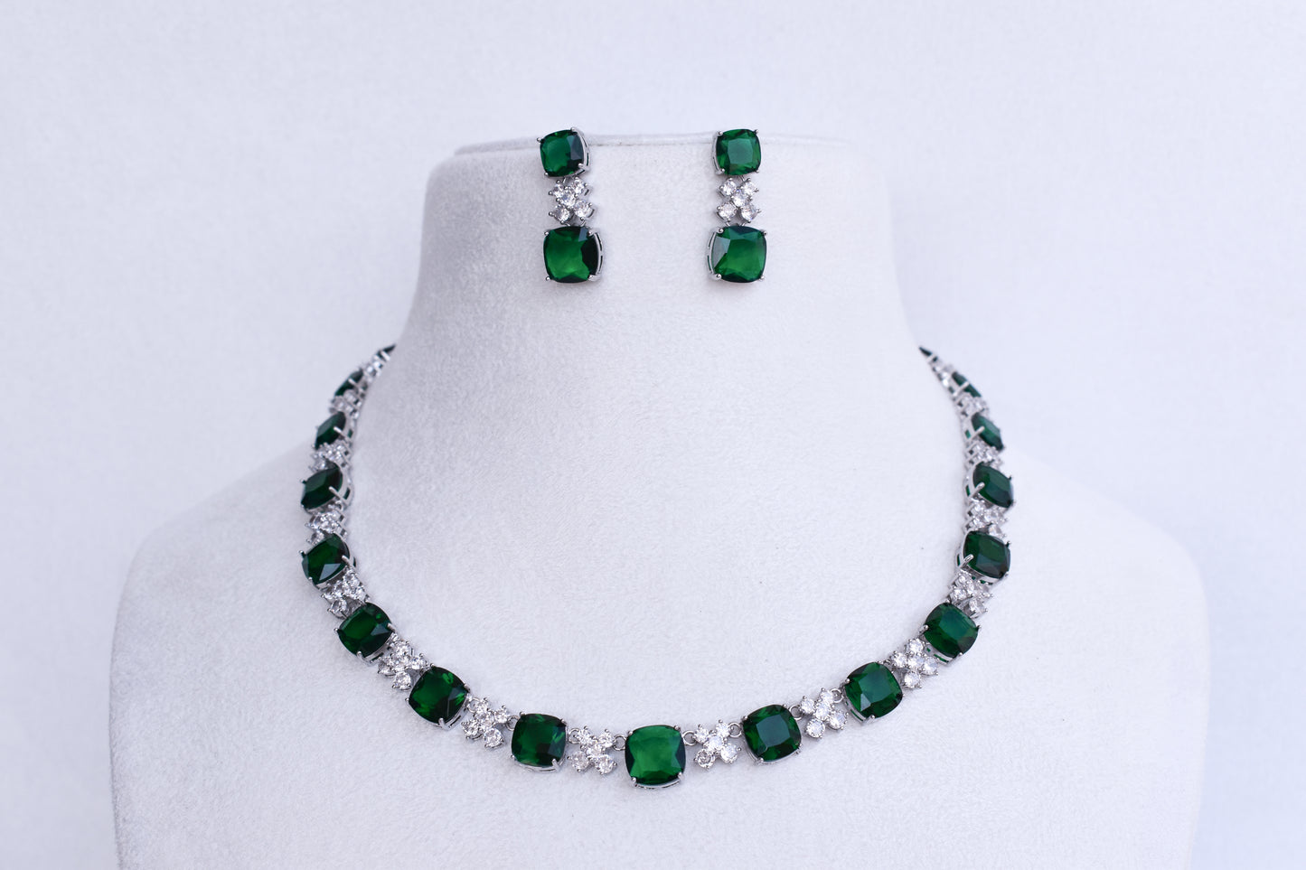 Sara Emerald Jewellery Set