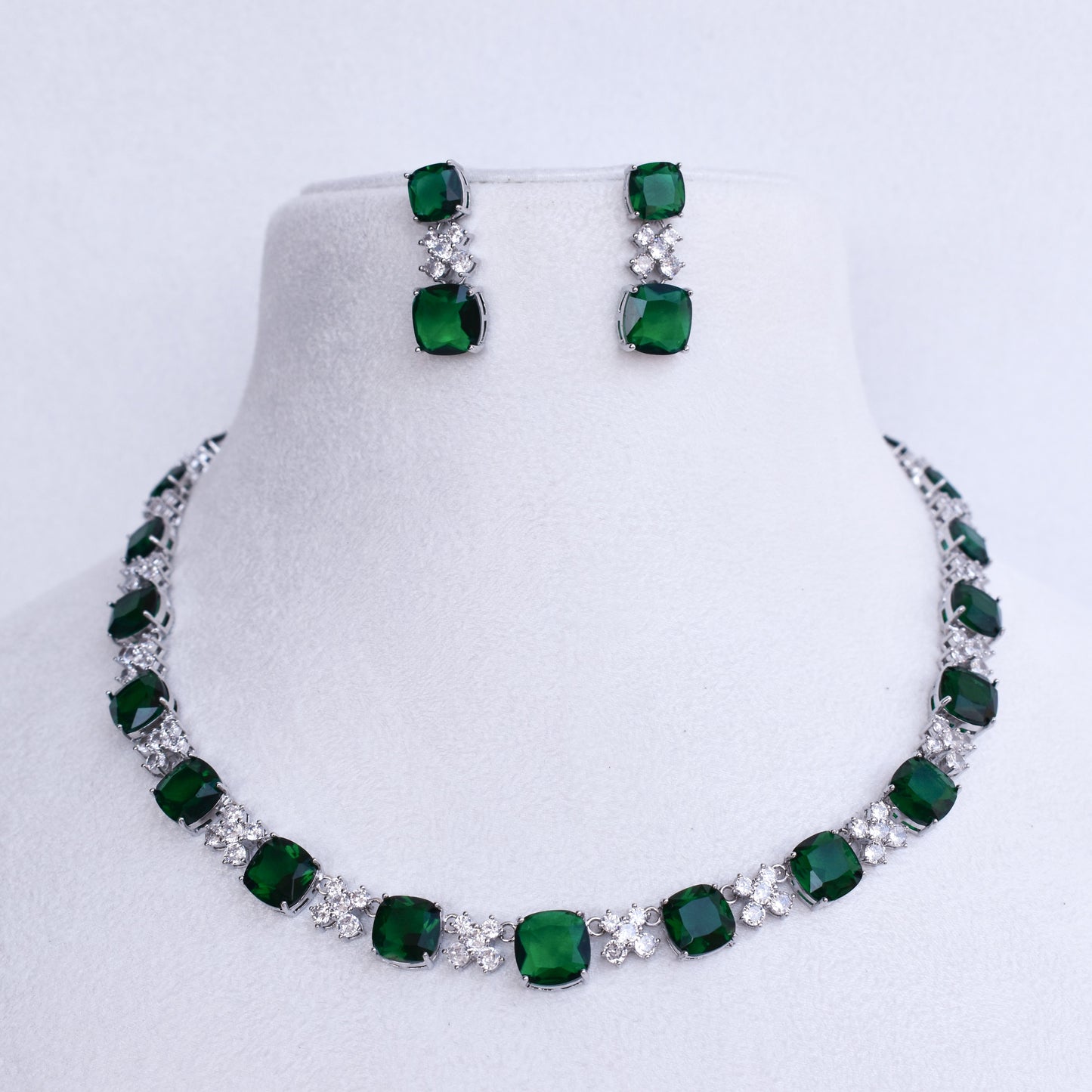 Sara Emerald Jewellery Set