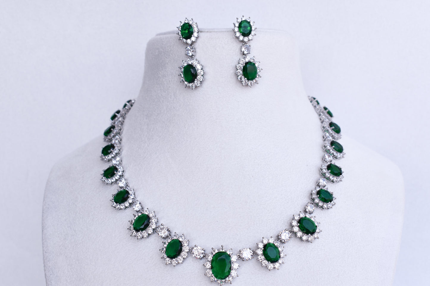 Tara Emerald Jewellery Set