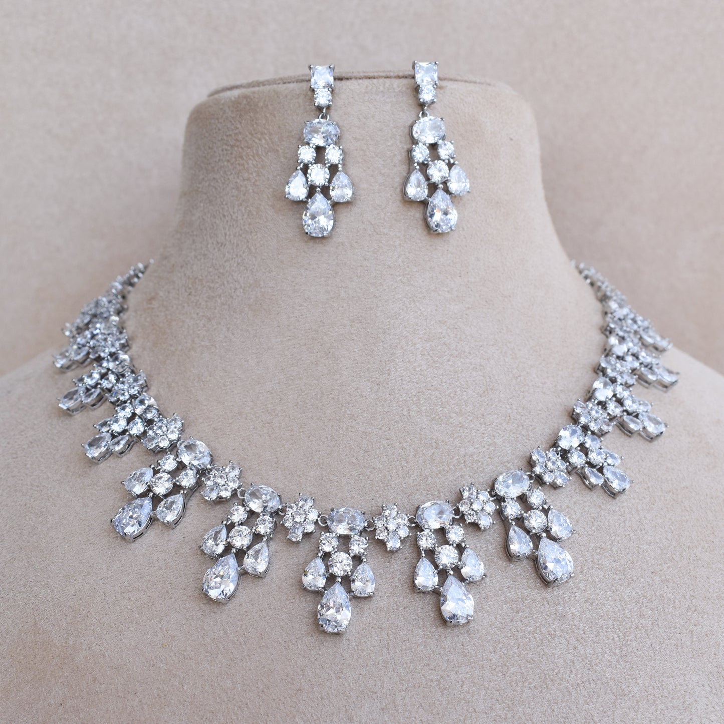 Alia White Jewellery Set