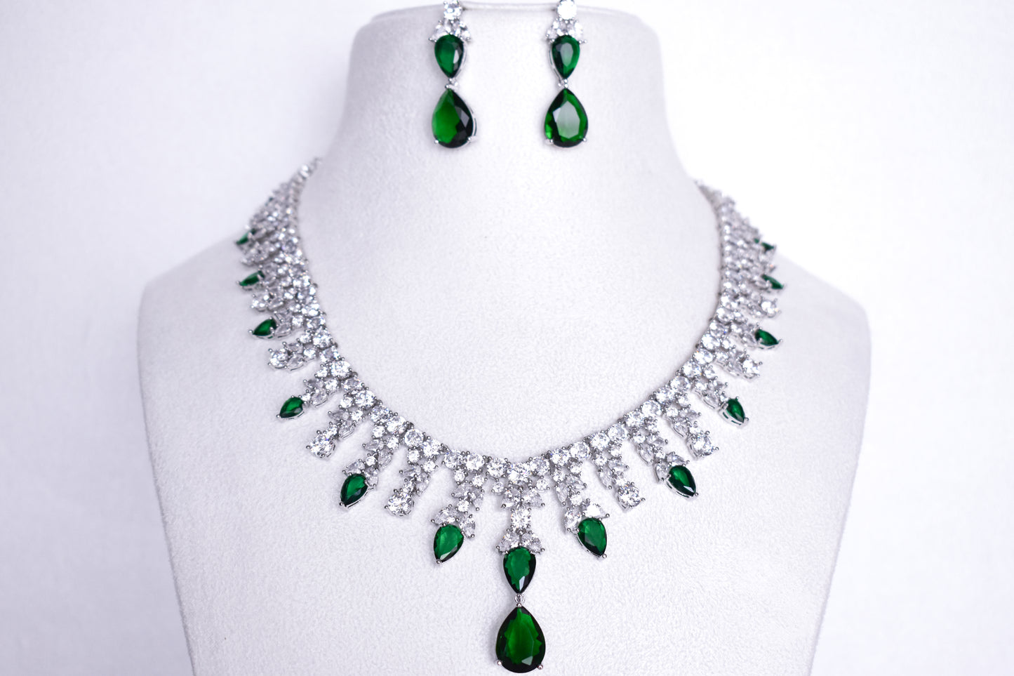 Mona Emerald Jewellery Set