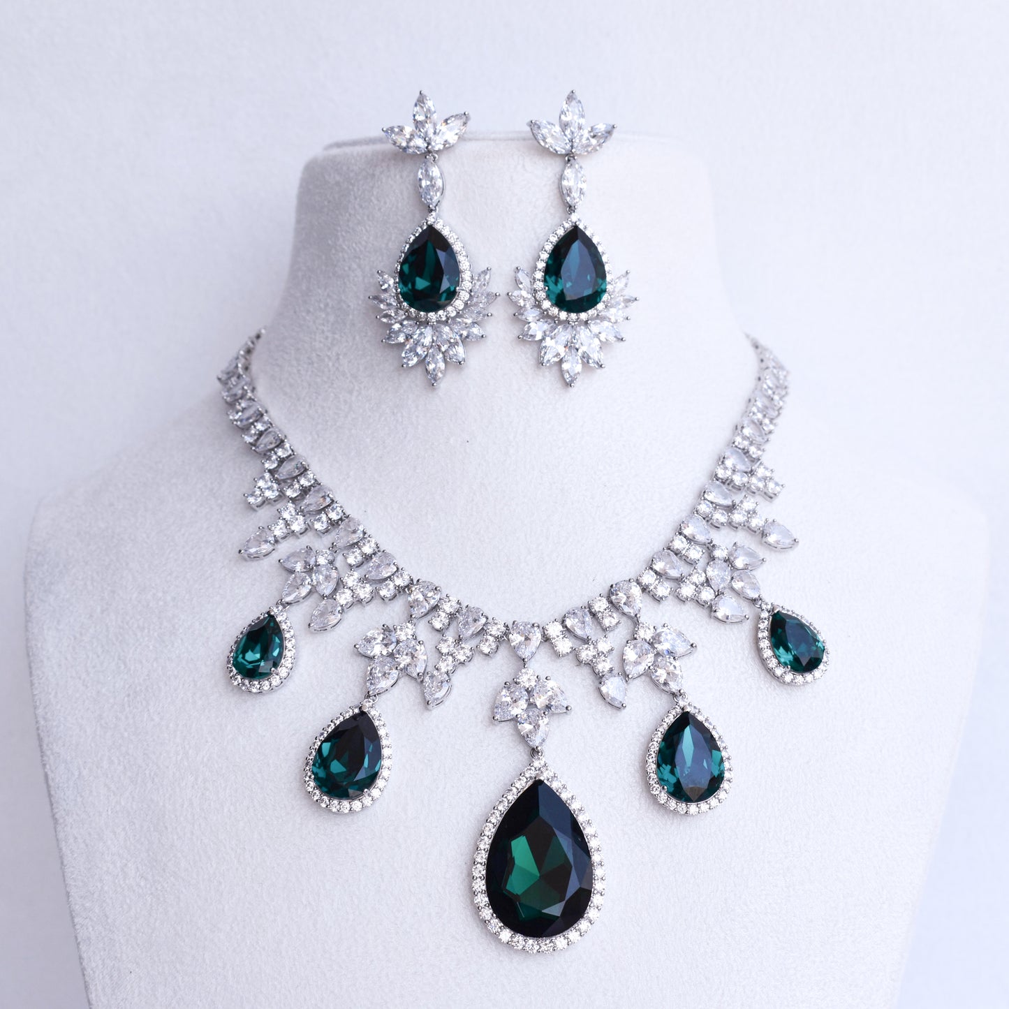 Leila Emerald Jewellery Set