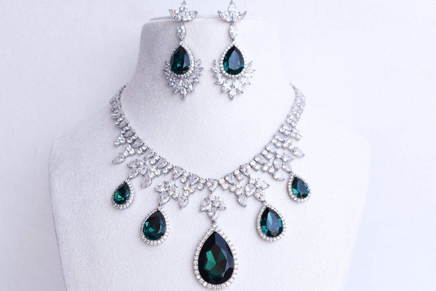 Leila Emerald Jewellery Set